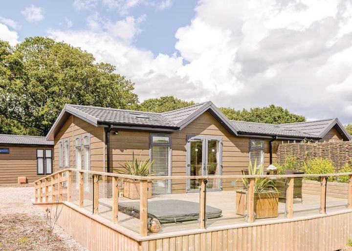 Romantic Cheshire lodge staycation w/private hot tub & ALPACAS!